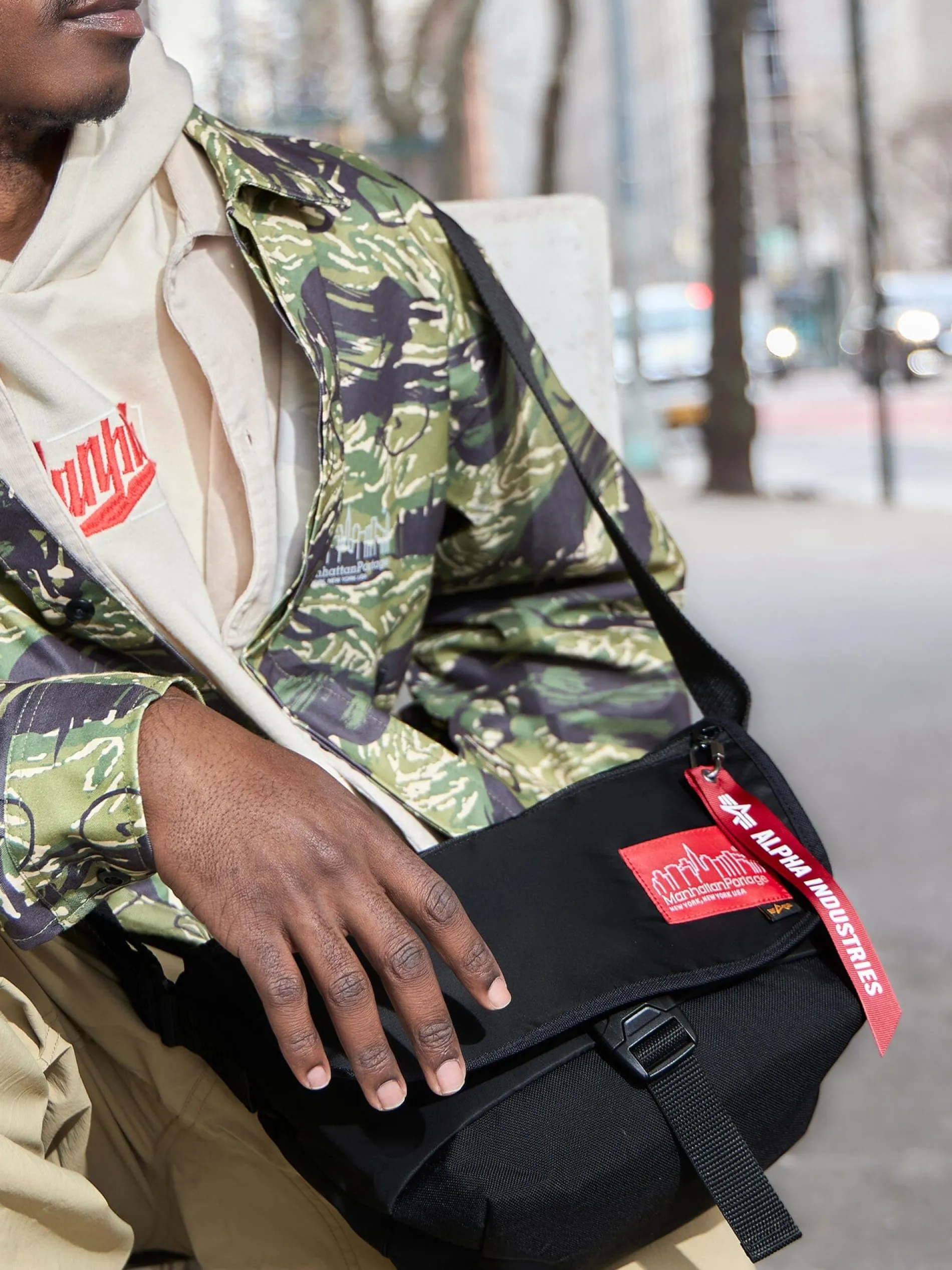ALPHA X MANHATTAN PORTAGE NYLON MESSENGER BAG SM