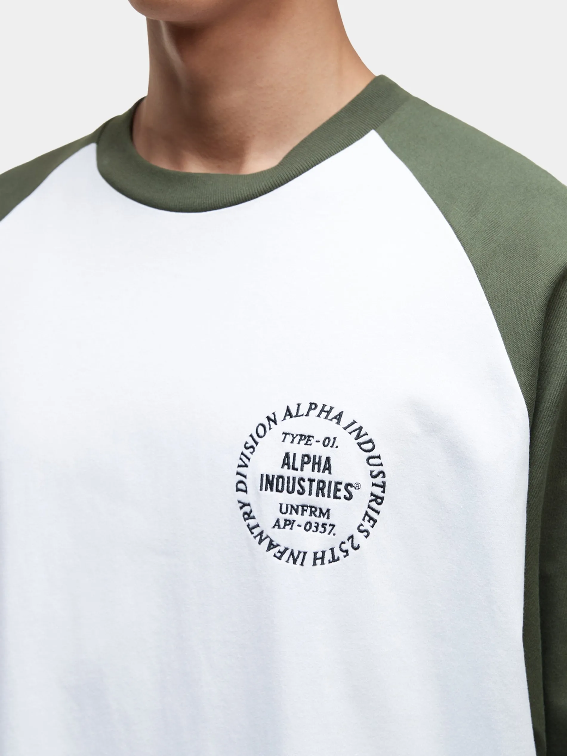 UNFRM LONG-SLEEVED RAGLAN T-SHIRT